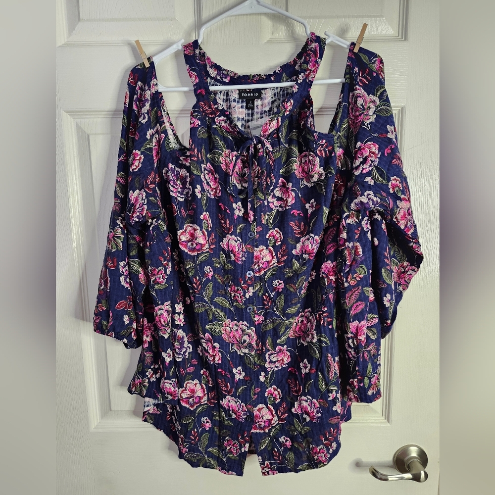 Torrid NWT Womens Floral Cold Shoulder Top Size 2X